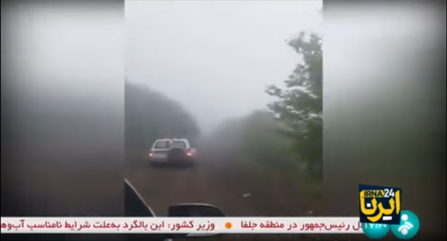 이란 구급대원들이 19일 동아제르바이잔주(州) 바르즈건 지역에서 헬기를 타고 귀국하던 도중 불시착한 에브라힘 라이시(63) 이란 대통령을 수색하고 있다. 이란 국영 IRNA통신 제공