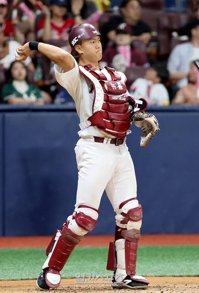 2024 KBO리그 프로야구 키움히어로즈와 SSG랜더스의 경기가 19일 오후 서울 고척스카이돔에서 열렸다. 포수로 첫 출전한 김건희 고척=김민규 기자 mgkim1@edaily.co.kr /2024.05.19/