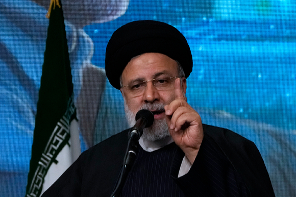 에브라힘 라이시 이란 대통령이 3일(현지시각) 테헤란의 이맘 호메이니 그랜드 모스크에서 열린 이란 혁명수비대(IRGC) 가셈 솔레이마니 사령관 4주기 추모식에 참석해 연설하고 있다. 2024.01.04 [사진=AP/뉴시스]