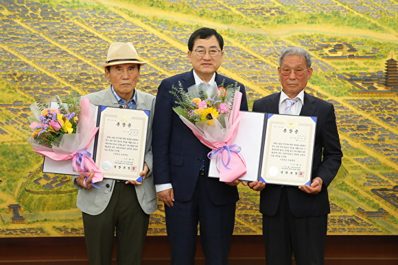 20일 경주시가 청사 내 대외협력실에서 6⸱25 전쟁에 참전해 공을 세운 故김성관 이병과 故김소쇠 상병의 유족에게 무공훈장을 전달한 후 기념촬영을 하고 있다. [사진=경주시청]