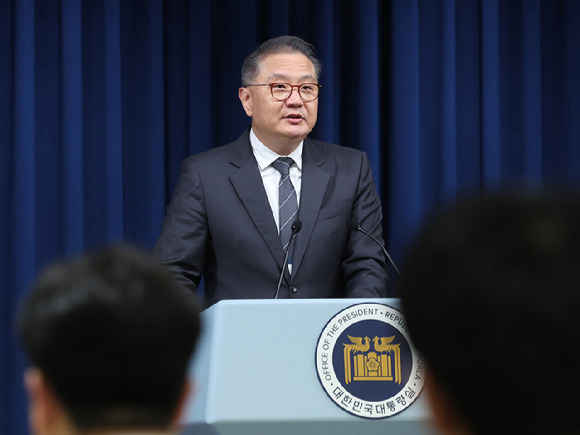 박상욱 과학기술수석이 20일 서울 용산 대통령실 청사에서 AI정상회의 관련 브리핑을 하고 있다. [사진=뉴시스]