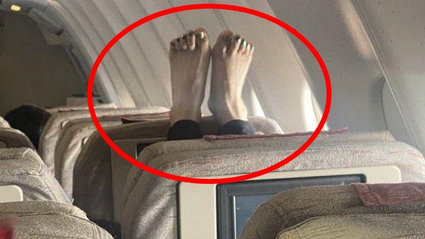 비행기 안에서 앞좌석 머리 받침대에 두 발을 올리고 가는 탑승객 (사진, 온라인 커뮤니티)