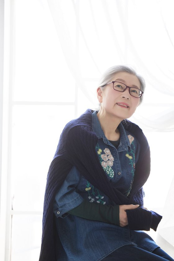 싱어송라이터이자 방송 진행자로 1970년대 인기를 끈 포크가수 박인희는 “내 노래를 오래도록 사랑해주는 사람들이 있다는 건 기적같은 일”이라고 말했다. [사진 비전컴퍼니]