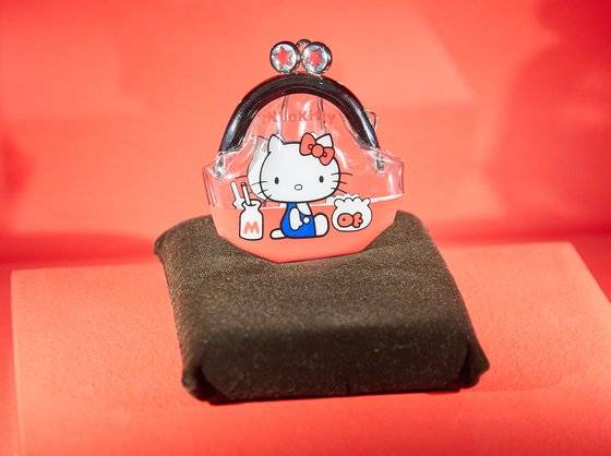 헬로키티는 1974년 빨갛고 작은 동전 지갑에서 시작돼 헬로키티라는 이름이 붙여지고 50년에 걸쳐 세계에서 가장 유명한 캐릭터 중 하나가 됐다.