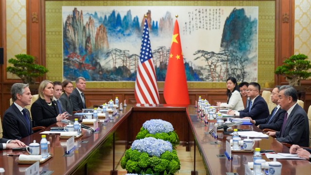 지난달 26일, 중국을 방문한 안토니 블링컨 미국 국무 장관(왼쪽 첫 번째)가 중국 베이징에서 왕이 중국 외교부장(우측 첫 번째)과 회담하고 있다. (사진=AP/연합뉴스)