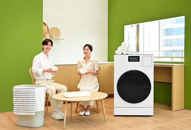 삼성전자 올인원 세탁건조기 '비스포크 AI 콤보' 에센셜 화이트 색상 홍보 이미지. 사진=삼성전자 제공