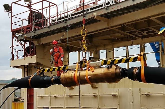 중국 해저 케이블 수리업체 에스비서브마린시스템(SBSS) 노동자가 해저 케이블을 수리하기 위해 배 위로 견인하고 있다. SBSS 홈페이지