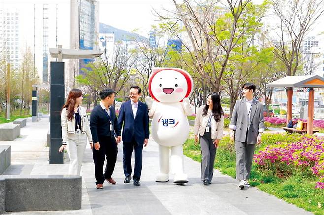 권남주 캠코 사장(사진 왼쪽에서 세번째)이 직원들과 2024년 임직원 걸음기부 캠페인에 참여하고 있다.