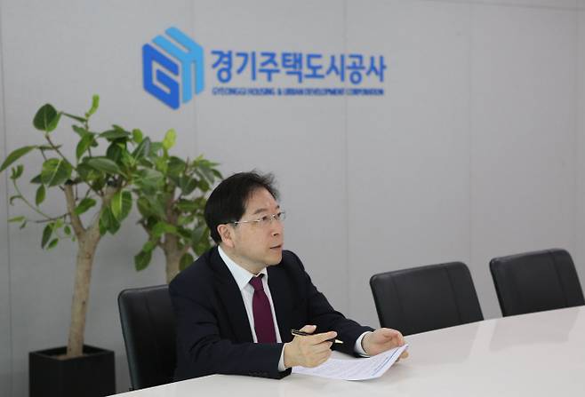 김세용 경기주택도시공사(GH) 사장이 16일 경기주택도시공사 사무실에서 경향신문과 인터뷰하고 있다. 경기주택도시공사 제공