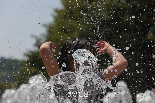 낮 기온이 30도 안팎으로 오르며 초여름 날씨가 이어진 지난 19일 서울 성동구 서울숲에 설치된 바닥분수에서 어린이들이 물놀이하며 더위를 식히고 있다. 조태형 기자