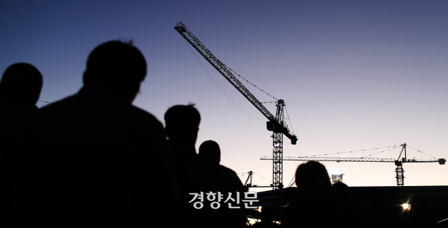 경남 거제 한 조선소 노동자들이 이동하고 있다. 연합뉴스