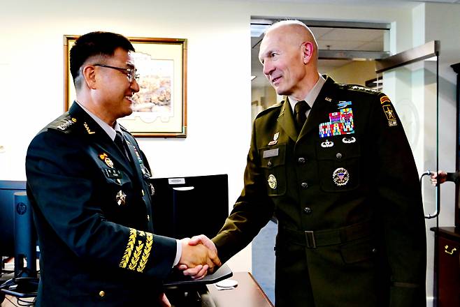 South Korean army chief of staff Gen. Park An-su meets with his US counterpart Gen. Randy George during US trip. (Republic of Korea Army)
