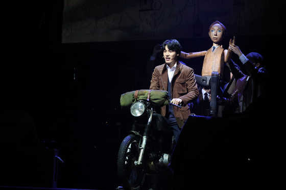 Actor Kim Sung-sik acts with a life-sized puppet of a young Benjamin in the musical "Benjamin Button" playing at Sejong M Theater in central Seoul [YONHAP]