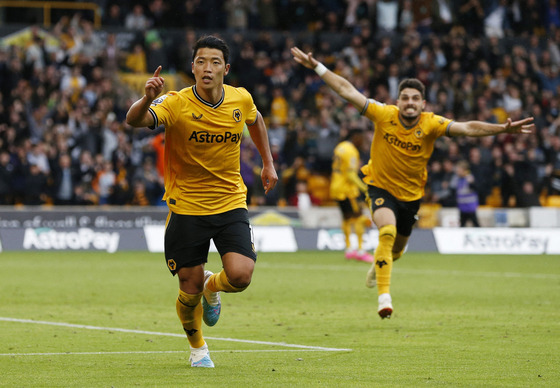 Wolverhampton Wanderers' Hwang Hee-chan, left, celebrates scoring a goal against Manchester City at Molineux Stadium in Wolverhampton, England on Sept. 30. [REUTERS/YONHAP]