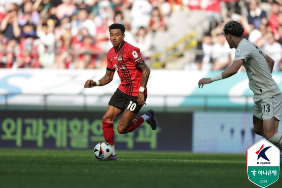 FC Seoul midfielder Jesse Lingard, left, dribbles the ball during a K League 1 match against Daegu FC at Seoul World Cup Stadium in western Seoul on Sunday. [NEWS1]