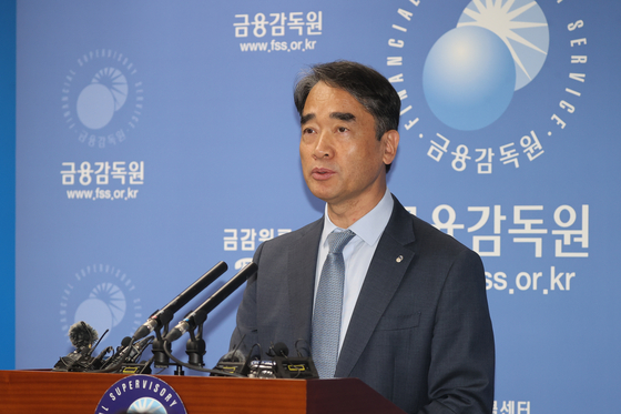 Financial Supervisory Service Senior Deputy Governor Hahm Yong-il speaks during a press briefing on the interim result of the ongoing investigation into global investment banks over illegal short selling in western Seoul on May 6. [YONHAP]