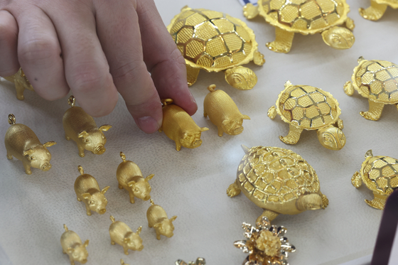 An employee of the Korea Gold Exchange organizes gold pieces in Jongno District, Central Seoul, on Monday. [YONHAP]