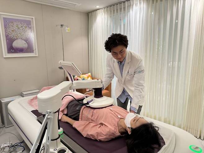 외과 전문의인 김태형 다나움요양병원장이 환자에게 고주파온열암치료를 시행하고 있다. 다나움요양병원