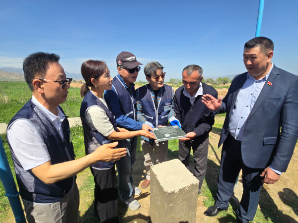 연탄은행 대표인 허기복(왼쪽) 목사가 지난 15일(현지시간) 키르기스스탄 탈라스주의 한 마을에서 한국 연탄은행 및 현지 관계자들과 함께 K.K.농수로 완공식에 참여하고 있다.