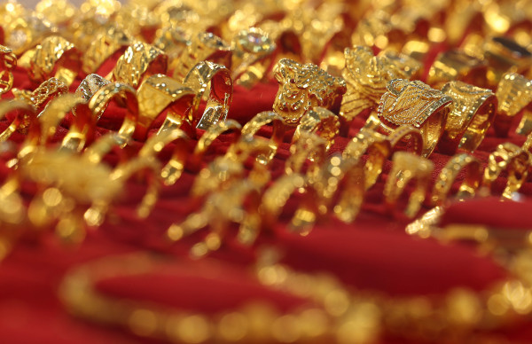 19일 서울 종로구 한 귀금속 매장에 금 제품이 진열돼 있다. 경제 불확실성에 안전자산으로 평가받는 금을 사려는 수요가 중국을 중심으로 늘며 금값은 사상 최고 수준을 이어가고 있다. 뉴시스