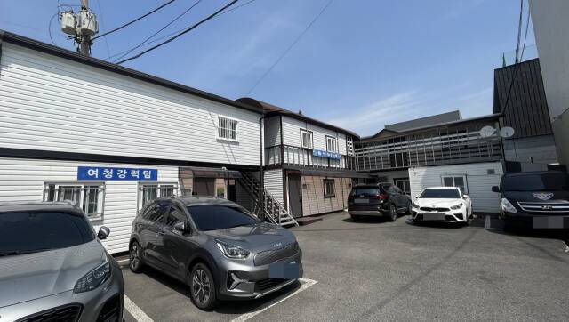 공간이 부족해 가건물을 사무실로 사용 중인 부평경찰서 여성청소년 수사·강력팀. 김샛별기자