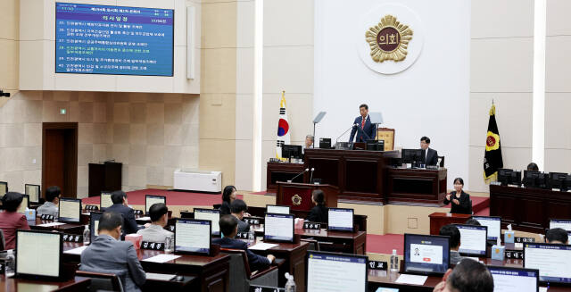 인천시의 저출생 극복 정책 중 1개인 ‘천사(1040) 지원금’이 다음달부터 이뤄진다. 사진은 20일 열린 제294회 제2차 본회의 전경. 인천시의회 제공