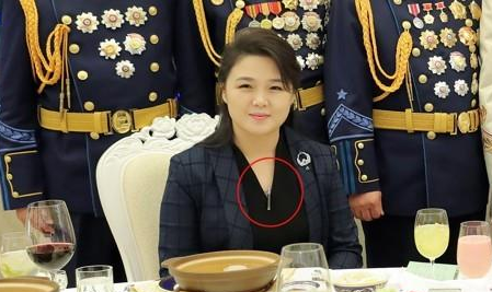 북한 김정은 국무위원장의 아내 리설주 여사가 ICBM을 형상화한 목걸이를 착용하고 있다. / 사진=연합뉴스