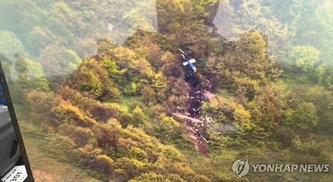 산산조각 난 이란 대통령 헬기의 잔해들(AFP=연합뉴스)