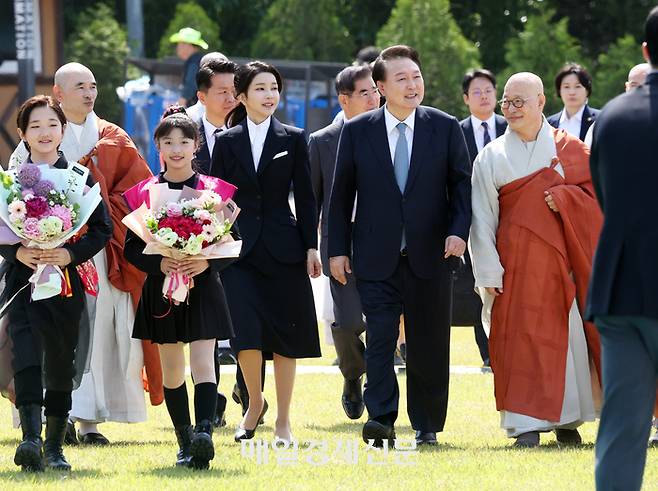 윤석열 대통령과 부인 김건희 여사가 19일 경기 양주시 회암사지에서 열린 ‘회암사 사리 이운 기념 문화축제 및 삼대화상 다례재’에 입장하고 있다. 김 여사가 국내에서 대중에서 모습을 보인 것은 작년 12월 2일 입적한 자승 전 조계종 총무원장 분향소를 방문한 이후 169일 만이다. <사진=이승환 기자>