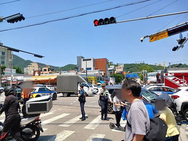 경찰과 소방 관계자가 19일 인천시 계양구 계산동 계산역 인근 도로에서 난 10중 추돌사고를 수습하고 있다. <인천소방본부>