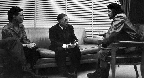 1960년대 급진의 아이콘인 프랑스 철학자 시몬드 보부아르와 장 폴 사르트르가 체 게바라를 만나 대화를 나누는 사진.