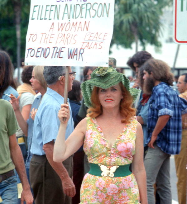 1968년의 반전 운동은 여성해방운동의 태동을 의미하기도 했다. 사진은 1972년 미국의 여성 운동가가 반전 피켓을 들고 있는 모습.