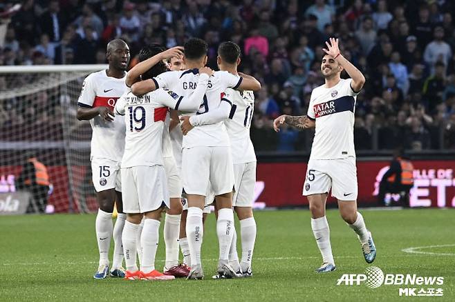 이강인의 득점을 축하해주고 있는 PSG 선수들. 사진=AFPBBNews=News1