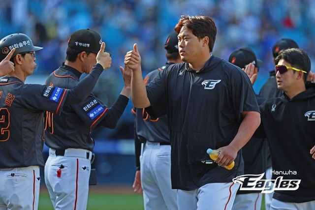 19일 대구 삼성전이 끝나고 코칭스태프와 하이파이브를 하고 있는 류현진. 사진=한화 제공