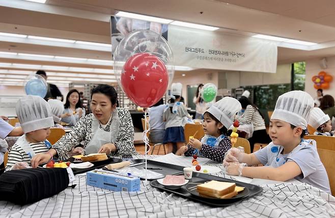 지난 18일 서울 계동의 현대엔지니어링 본사에서 진행된 ‘임직원 자녀 초청행사’에서 임직원 자녀들이 직접 음식을 만들고 있다./사진=현대엔지니어링