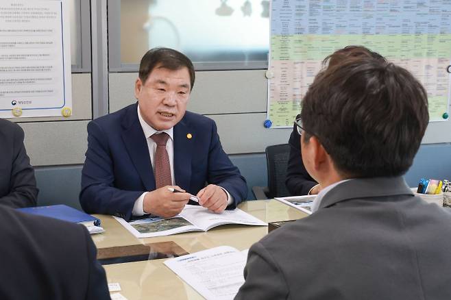 이승화 산청군수가 16일 행정안전부를 방문해 지역현안을 설명하고 있다. /사진=산청군