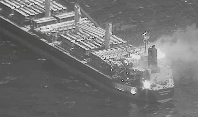 후티 반군의 미사일 공격을 받은 선박 /사진=로이터