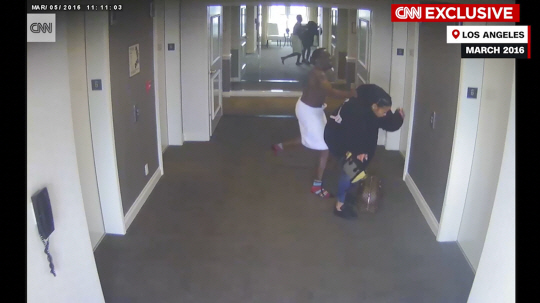 미국 CNN이 공개한 힙합계 거물 ‘퍼프 대디’ 션 디디 콤즈가 지난 2016년 당시 자신의 여자친구닌 R&B 가수 캐시를 미국 LA의 한 호텔에서 폭행하고 있는 모습이 담긴 CCTV 영상. CNN 연합뉴스
