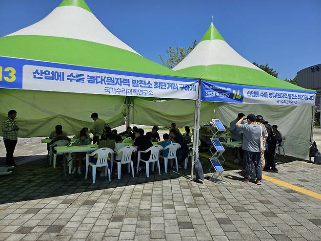 ‘2024 광주과학발명페스티벌: 과학과 발명으로 만나는 에너지 세상’에 설치된 국가수리과학연구소 부스.[국가수리과학연구소 제공]