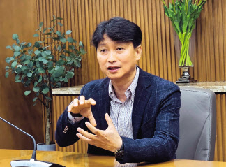 양준영 LG디스플레이 선행연구기술소장이 지난 SID에서 처음으로 공개한 올레도스 기술에 대해 설명하고 있다. 김민지 기자