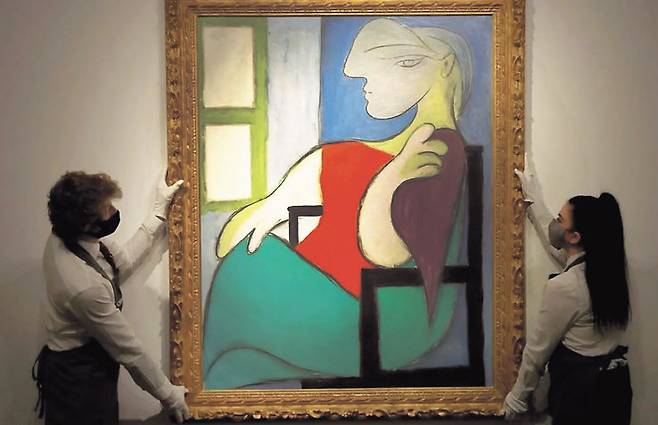 경매장에 출품된 피카소의 ‘창가에 앉아있는 여인’(1932년)