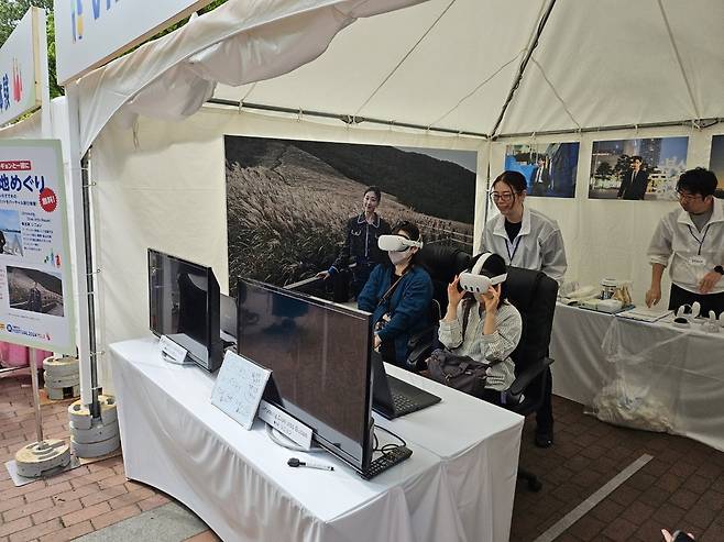 한국 연예인이 등장하는 VR 체험중인 일본 여성들(뉴스엔DB)