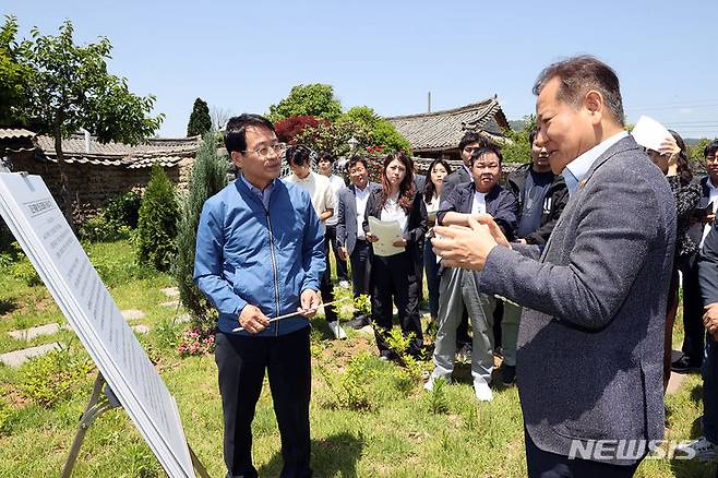 [서울=뉴시스] 이영환 기자 = 이상민 행정안전부 장관이 16일 오후 전남 강진군을 찾아 농촌 체류형 프로그램 운영과 빈집 리모델링 등 지역소멸 대응 우수사례 현장을 살펴보고 있다. (사진=행정안전부 제공) 2024.05.16. photo@newsis.com *재판매 및 DB 금지