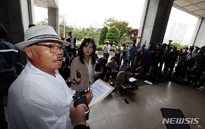 [서울=뉴시스] 김명년 기자 = 윤 대통령 부부를 청탁금지법 위반 등 혐의로 고발한 백은종 서울의소리 대표가 20일 오후 서울 서초구 서울중앙지방검찰청에서 고발인 조사를 받기 전 취재진의 질문에 답하고 있다. 2024.05.20. kmn@newsis.com