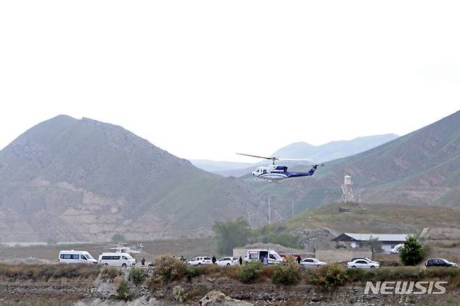 [아제르바이잔=AP/뉴시스] 이란 국영통신 IRNA가 제공한 사진에 에브라힘 라이시 이란 대통령이 탑승한 헬기가 이란과 아제르바이잔 국경 인근에서 이륙하고 있다. 2024.05.20.