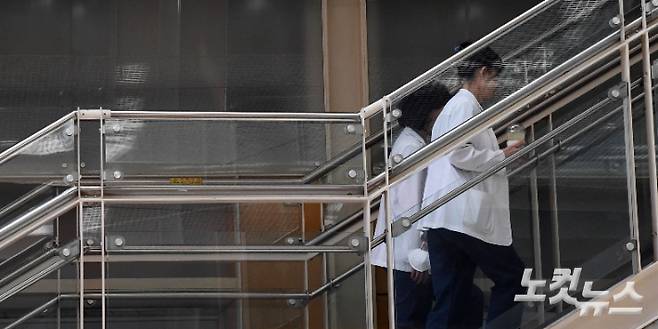 서울시내 한 대학병원에서 이동하는 의료진의 모습. 황진환 기자