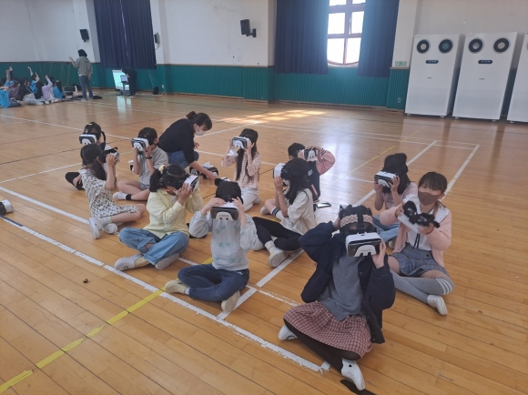 서울 구로구가 지난해 실시한 일상생활 맞춤형 스마트 안전체험교육에서 학생들이 가상현실(VR) 기기를 체험하고 있다. 구로구 제공
