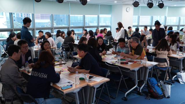 인생디자인학교 참가자들이 ‘비전하우스’를 통해 인생 후반전의 목표를 세우고 공유하고 있다. 박도훈 PD