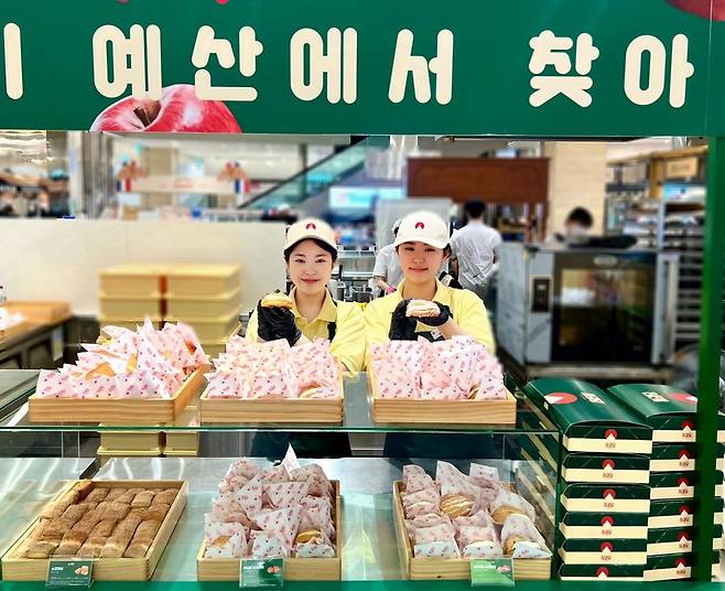 신세계 센텀시티가 내달 27일까지 백화점 지하 1층에서 예산 시장에서 유명한 디저트 맛집 애플파이 브랜드 ‘사과당’을 선보이는 가운데 직원들이 제품을 들고 기념촬영을 하고 있다. 사진제공 | 신세계 센텀시티