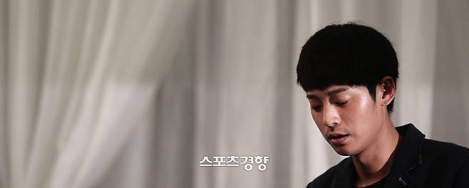 가수 정준영이 2016년 9월 서울 역삼동 노보텔앰배서더 강남에서 성범죄 혐의로 검찰 조사를 받은 것과 관련해 긴급 기자회견을 열고 입장을 말하고 있다. 이선명 기자 57km@kyunghyang.com